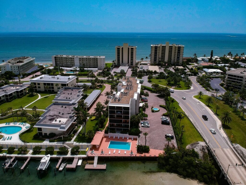 Tequesta FL-Quality Metal Roofing Crew of West Palm Beach